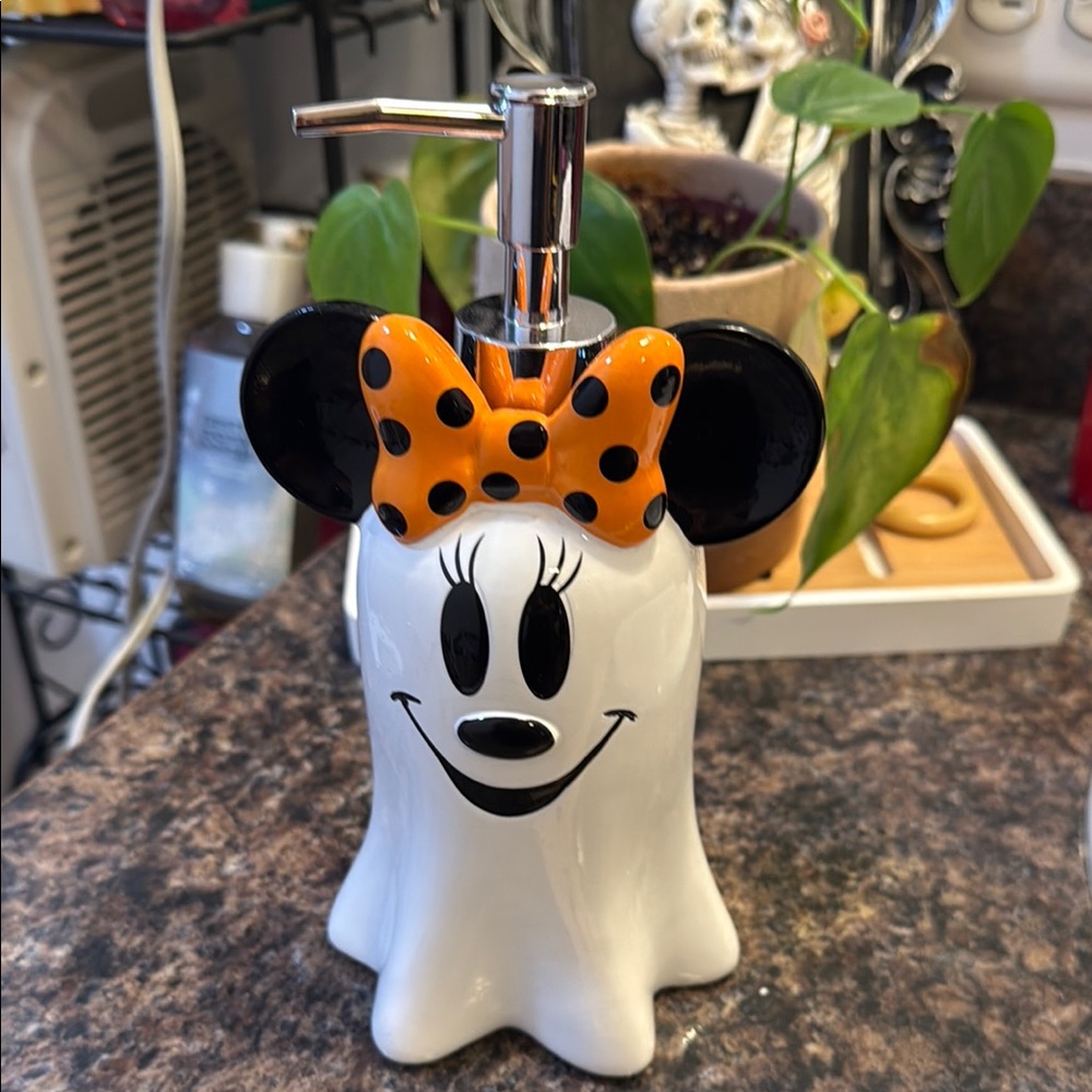 Ghost Soap/lotion Minnie, mouse dispenser